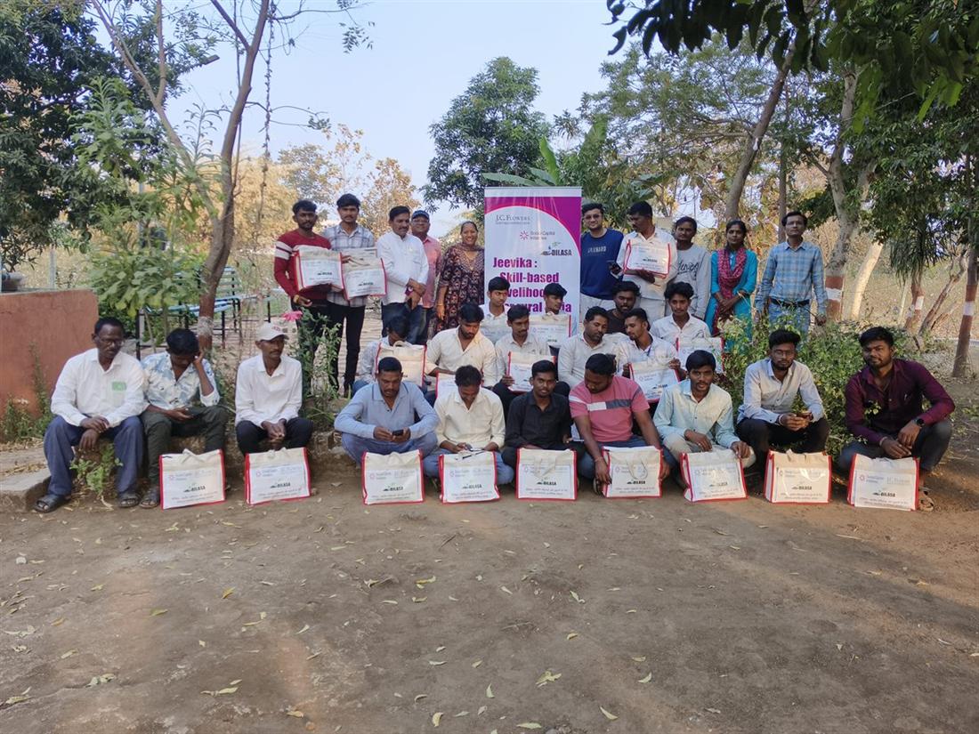 Farmers holding certificates at a Dilasa Sanstha programme